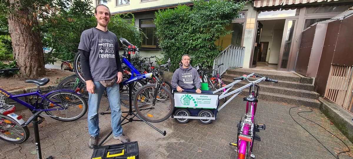 Vistex employees volunteering